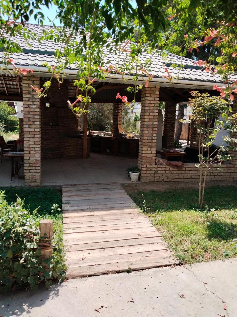 Arman Hotel Saryaghash Екстериор снимка